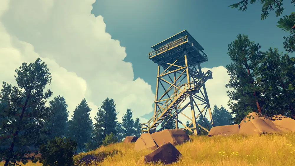 Firewatch: drewniana wieża obserwacyjna na wzgórzu wśród sosen i letnich chmur