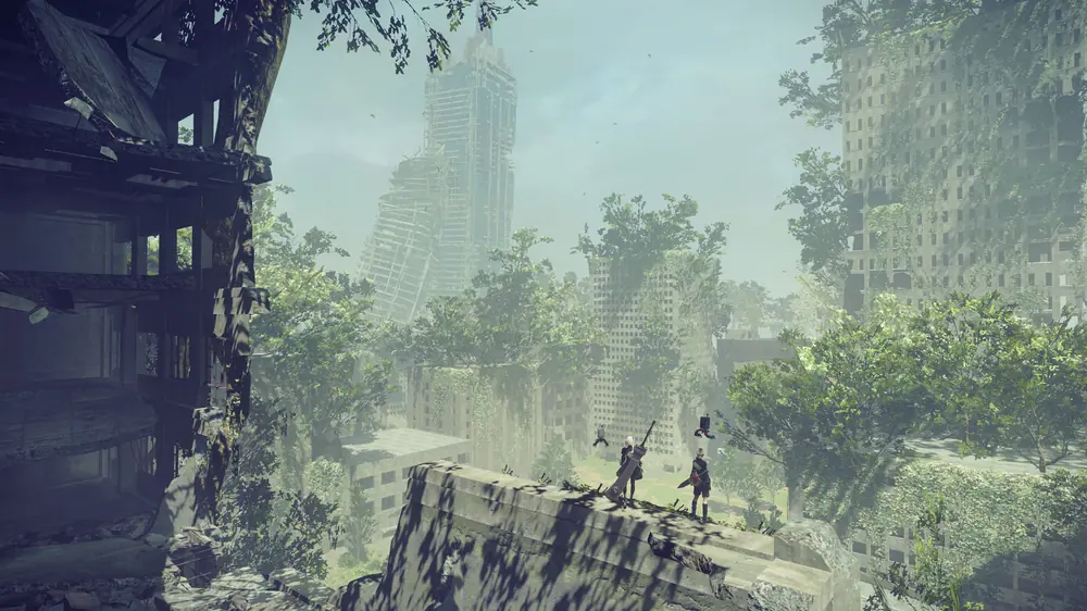 NieR:Automata: zarośnięte ruiny miasta widziane z murku w porannej mgle